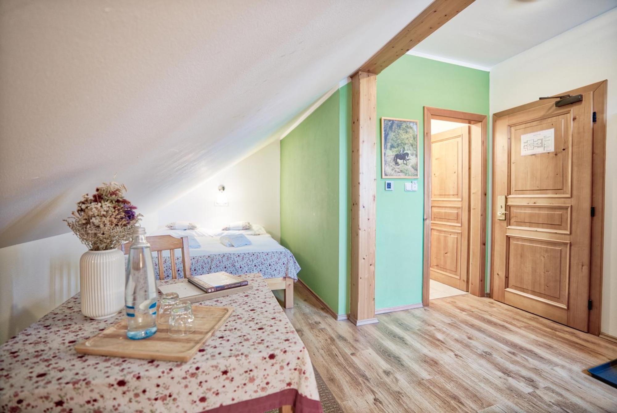 Penzion Pivnice - Jitravsky Dvorec Rynoltice Exterior foto